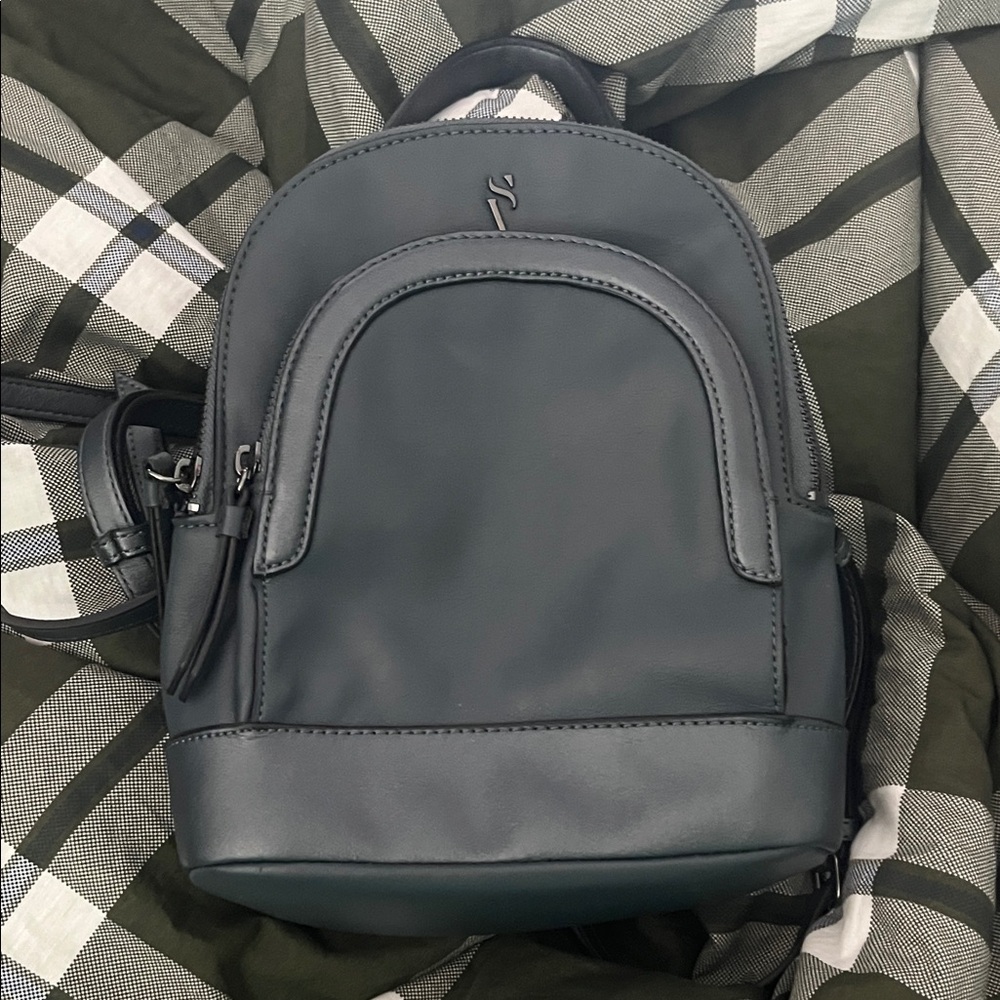 AMAZING VERA WANG MINI BACKPACK!!!!!! GORGEOUS STYLISH!!!